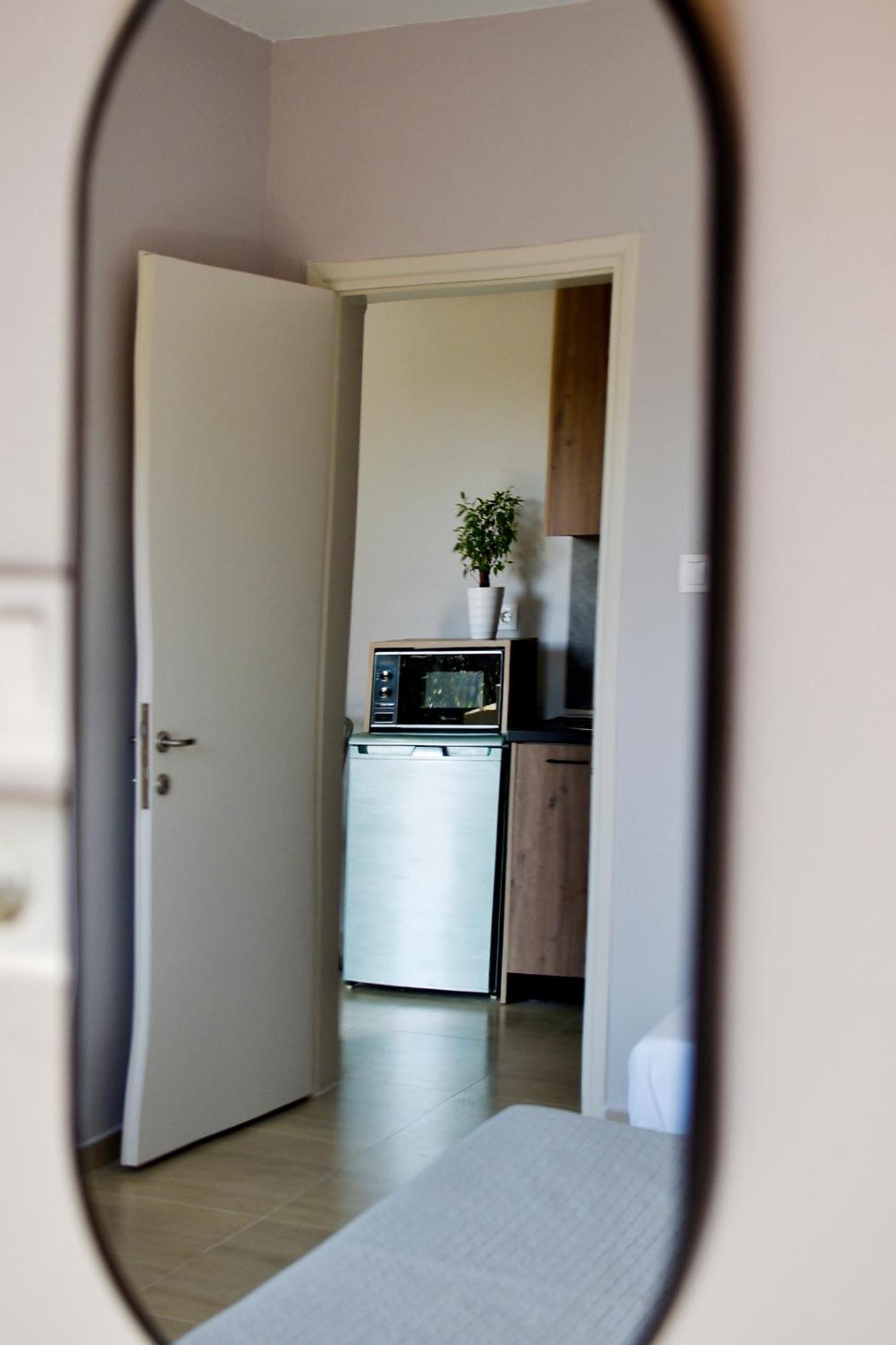 Room Nine 9 Beachfront Apartments Nea Kallikrateia Kültér fotó