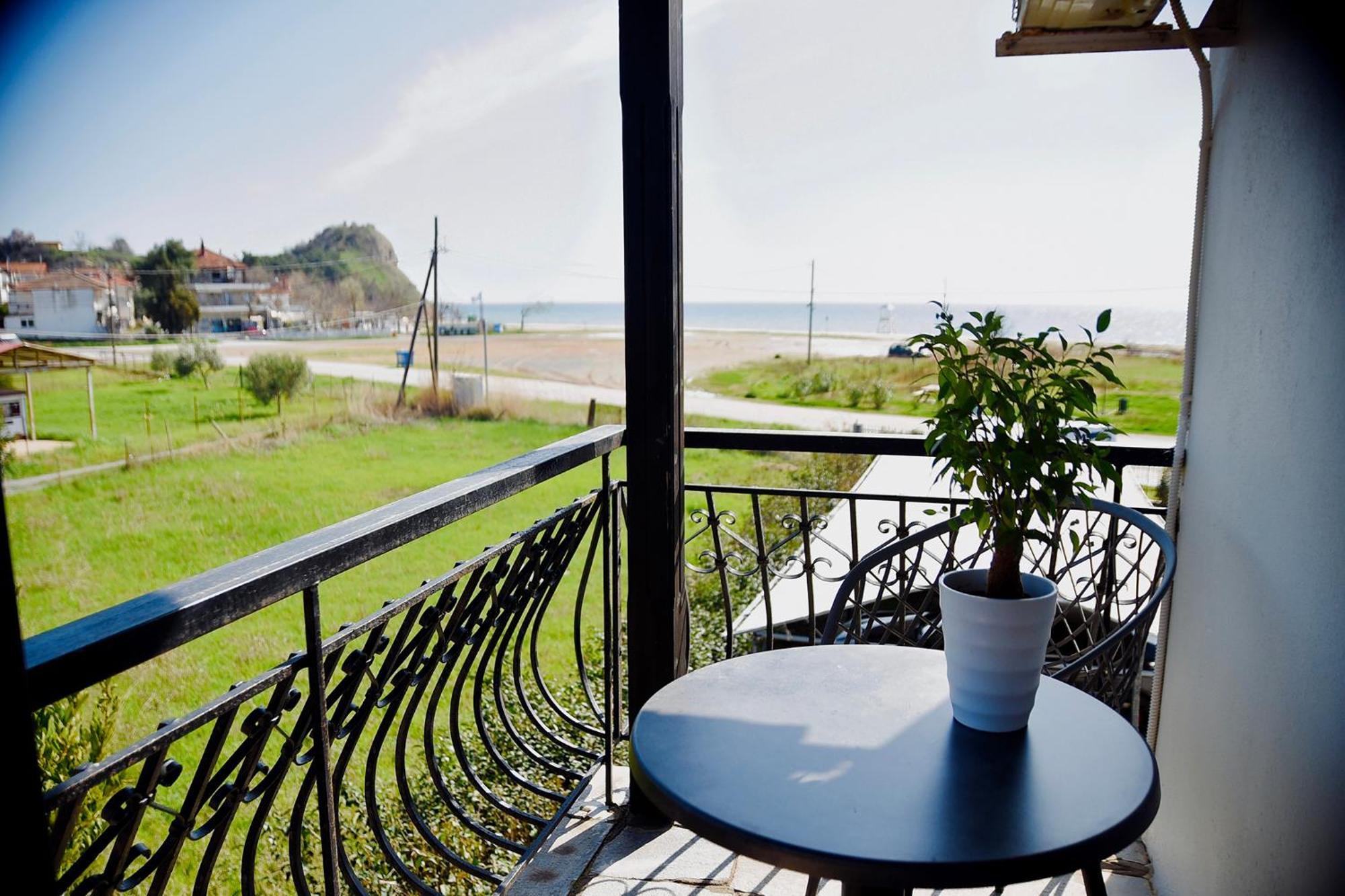 Room Nine 9 Beachfront Apartments Nea Kallikrateia Kültér fotó