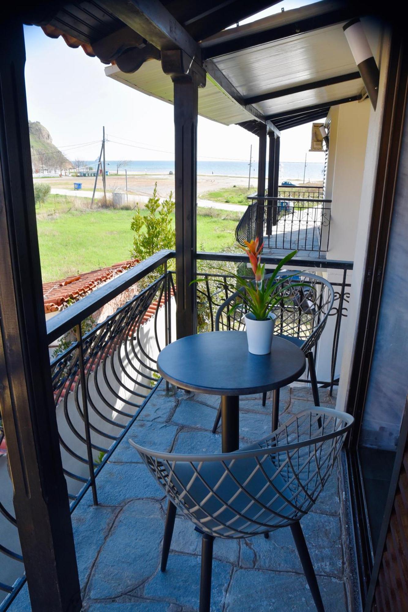 Room Nine 9 Beachfront Apartments Nea Kallikrateia Kültér fotó