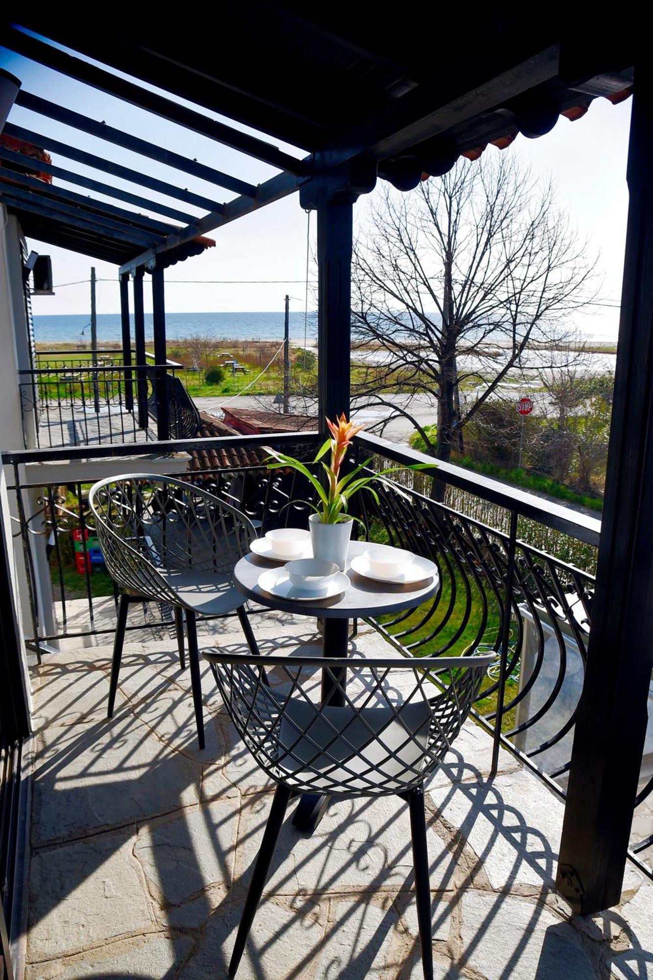 Room Nine 9 Beachfront Apartments Nea Kallikrateia Kültér fotó