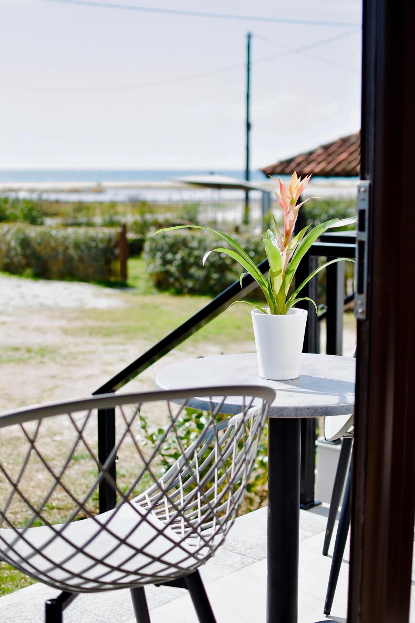 Room Nine 9 Beachfront Apartments Nea Kallikrateia Kültér fotó