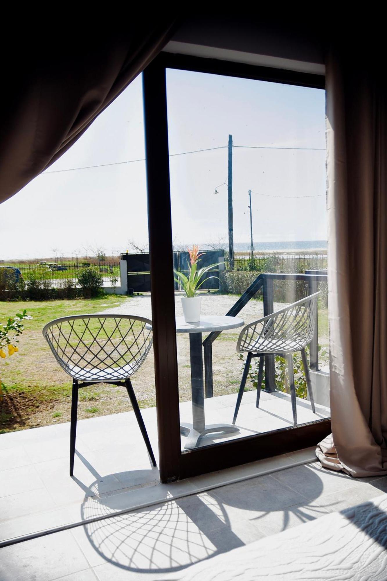 Room Nine 9 Beachfront Apartments Nea Kallikrateia Kültér fotó